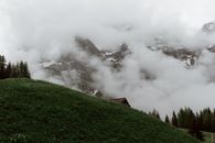 青山绿树成荫，白雪皑皑，风景如画