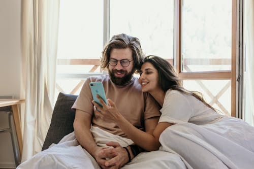 Gratuit Imagine de stoc gratuită din caucaziană, cu telefon, cuplu în pat Fotografie de stoc