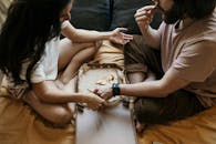 一对夫妇在家中轻松地分享披萨，这非常适合生活方式和美食主题