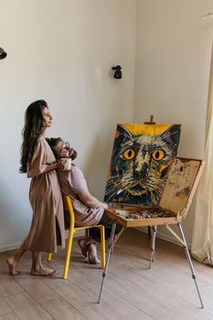 一对夫妇从事艺术治疗，在家里共同创作了一幅充满活力的猫肖像