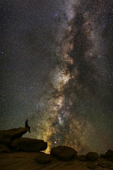 马蹄湾上空，银河系令人惊叹，人物轮廓非常适合宇宙探索主题