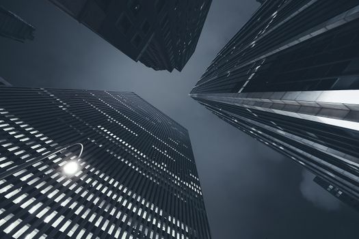 纽约夜晚的摩天大楼景观令人惊叹，展现了建筑的宏伟