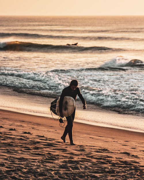 adam, dalga, deniz kıyısı içeren Ücretsiz stok fotoğraf