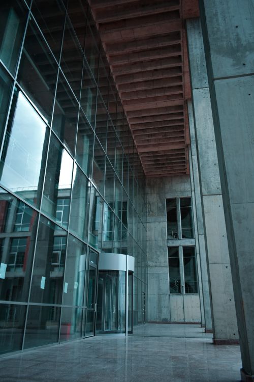 Free Abstract architectural shot of a modern glass facade and entrance in Edirne, Türkiye. Stock Photo