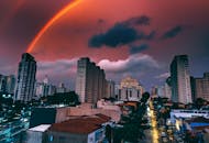 黄昏日落时，低角度拍摄的当代多层房屋外观，映衬在彩色的多云天空下