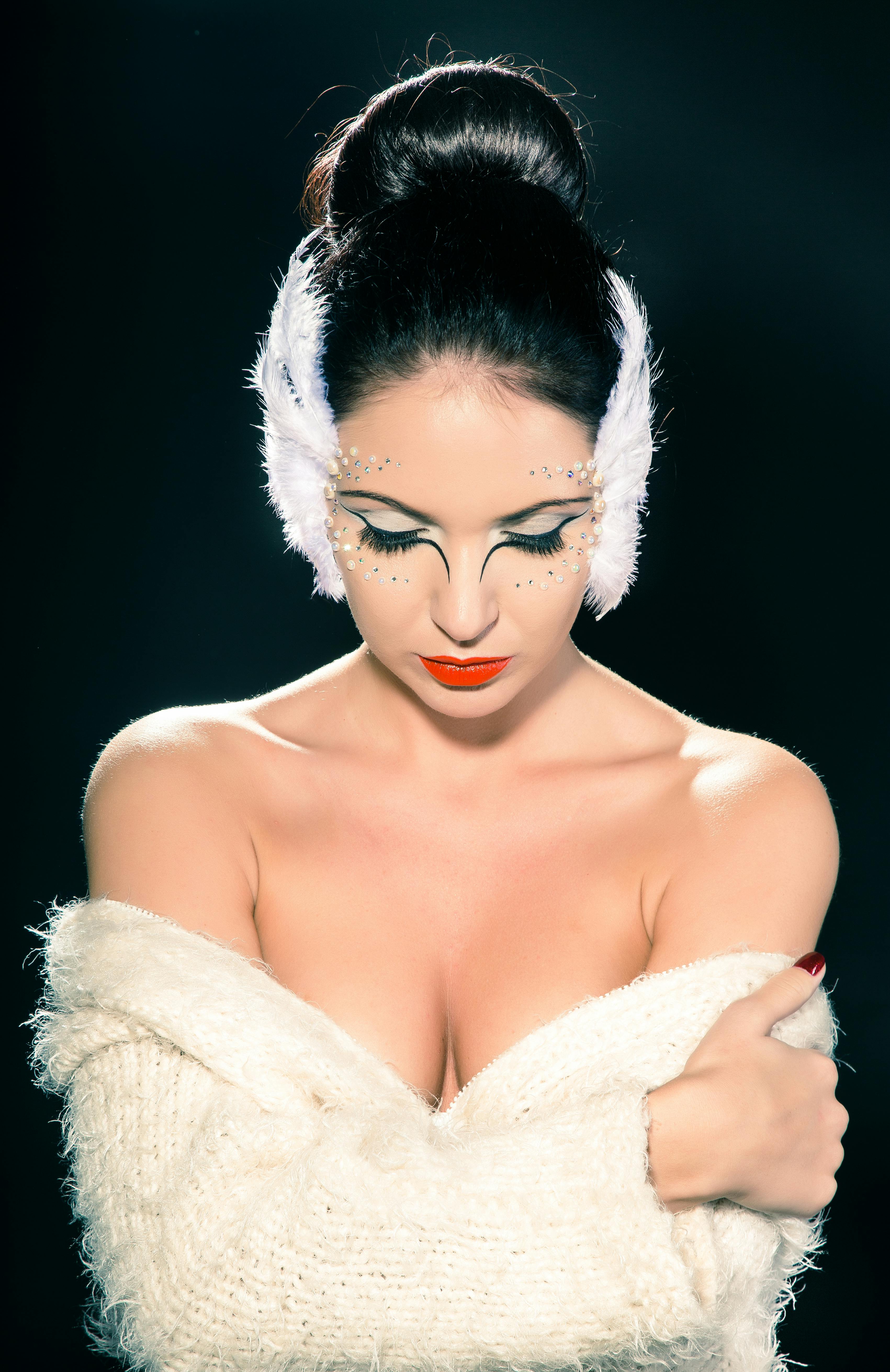 一位裹着毛皮毛衣、化着艺术妆容的女子引人注目的肖像