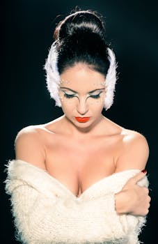 一位身着毛皮毛衣、妆容艺术的女子肖像引人注目