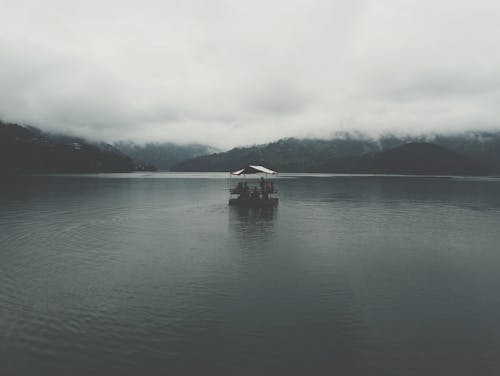 Free Boat on Body of Water Stock Photo