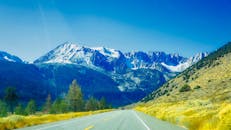 沿着这条风景优美的内华达州奈县高速公路，探索令人惊叹的山景