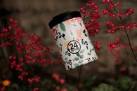 花瓶设计融入鲜艳的红花之中，倡导环保出行