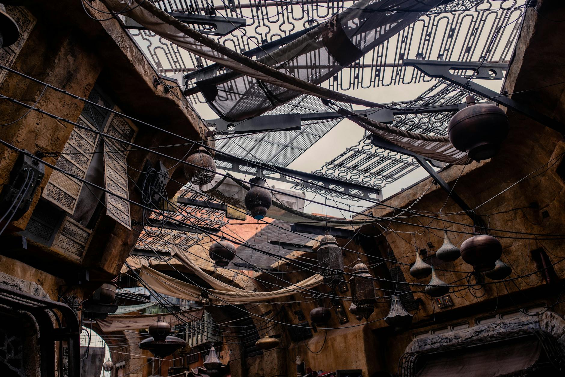 photo/pots-and-textile-hanging-above-an-alley