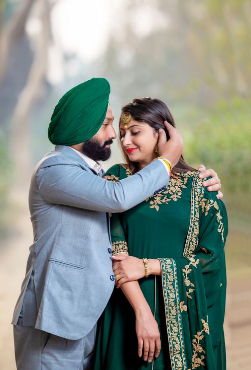 Free A romantic moment of a couple embracing in traditional clothing, showcasing cultural elegance. Stock Photo