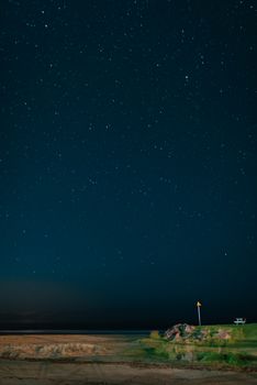 在洛恩海滩上空捕捉到的宁静星空，展现了宇宙的美丽