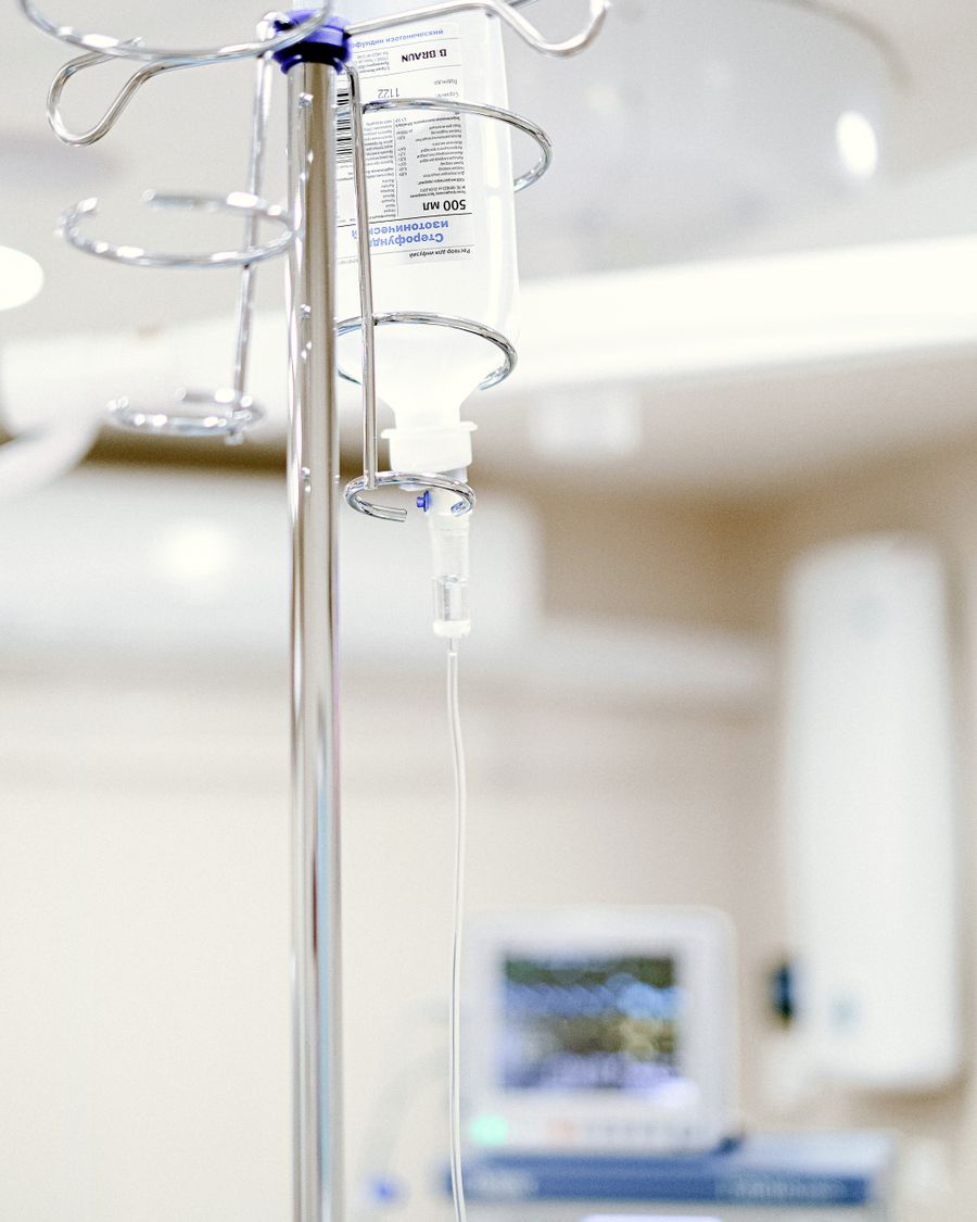 IV drip bag and line in a treatment room, representing IV therapy at Bailor Clinic in Sinsa, Gangnam