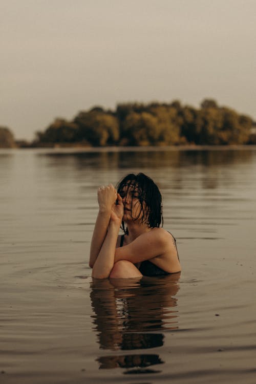 Darmowe zdjęcie z galerii z jezioro, kobieta, kreatywne zdjęcia