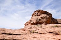 在清澈的蓝天下，探索这片沙漠景观中令人惊叹的砂岩地层