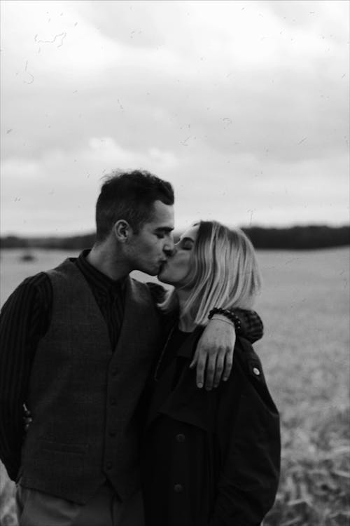 Фотография целующихся мужчины и женщины в оттенках серого