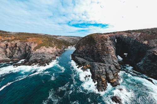 Paisaje Del Arroyo De La Cabeza Del Río En La Costa Rocosa