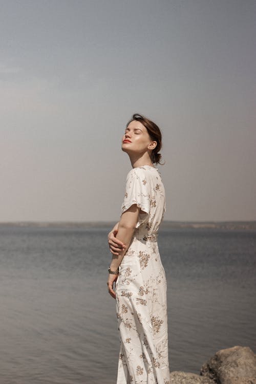 Darmowe zdjęcie z galerii z kaukaski kobieta, na stojąco, ocean