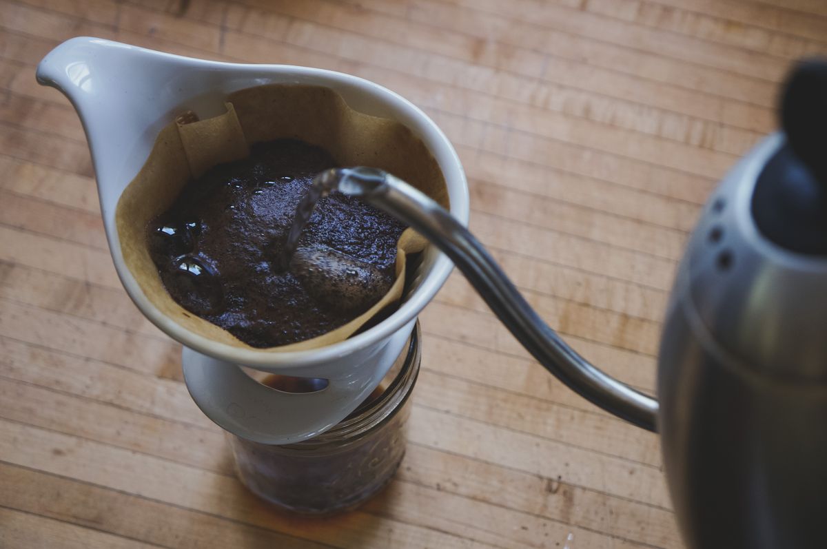 Înflorirea cafelei în filtru V60 în timpul preparării