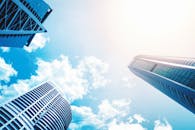 现代摩天大楼的向上视角生动地展现了当代建筑与蓝天的对比