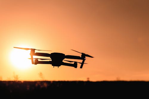 Gratis Silueta De Cámara Drone Voló En El Aire Foto de stock