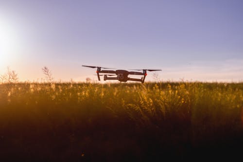 Drone Quadrirotor Noir Sur Champ D'herbe Verte