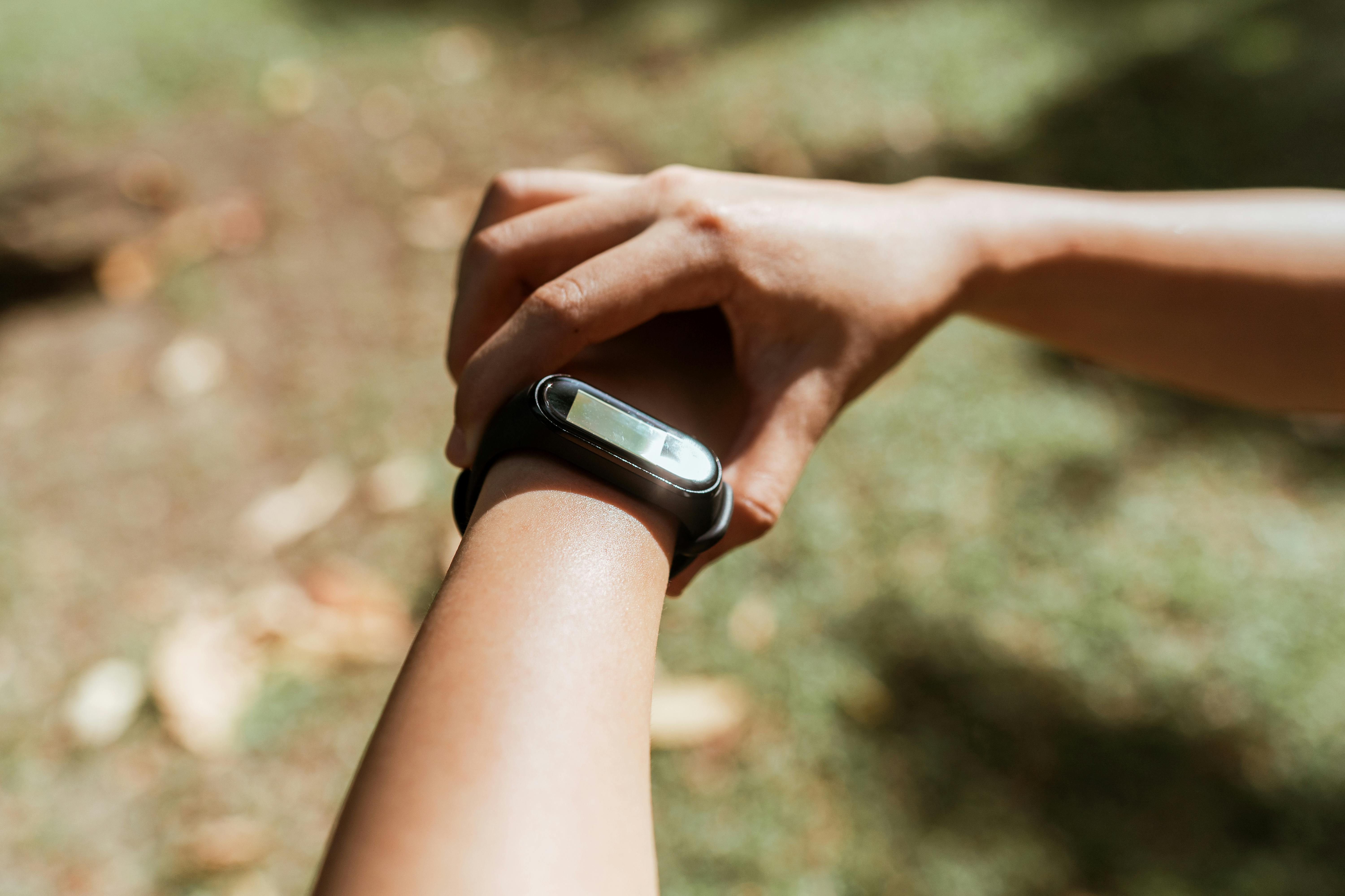 Tracking Progress: A Review of the Top Activity Trackers for Fitness Enthusiasts