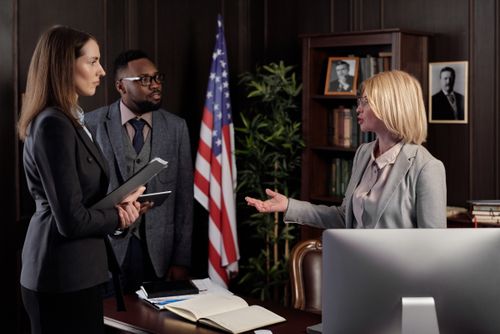 Free Diverse group of business professionals engaging in a discussion in a modern office setting. Stock Photo