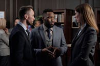 在现代办公环境中，多元化的业务团队进行了严肃的讨论