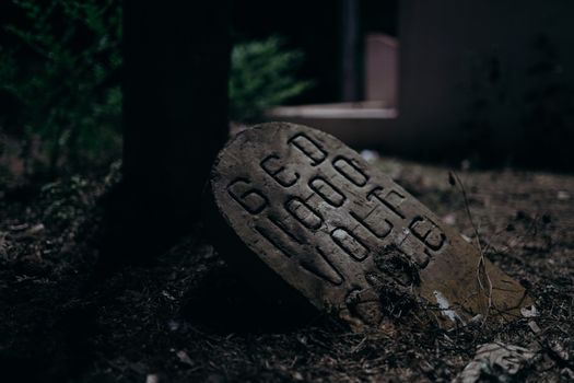 光线昏暗的石笔，以大胆的字迹，营造出神秘而喜怒无常的氛围