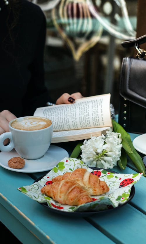 Foto profissional grátis de bebida, croissants, delicioso