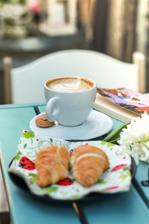 Kostnadsfri bild av bröd, cappuccino, croissanter