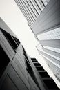 从下方捕捉城市建筑的现代摩天大楼黑白照片，令人惊叹