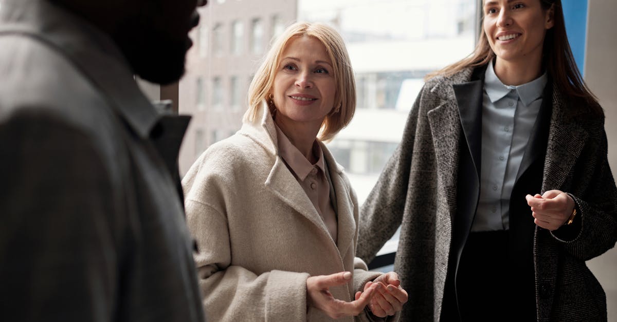 How much do lawyers get paid a month