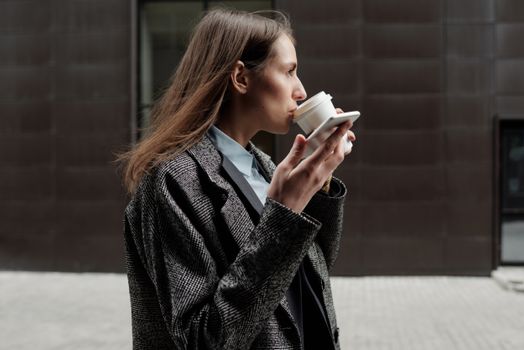 现代城市中的职业女性享受户外咖啡休息