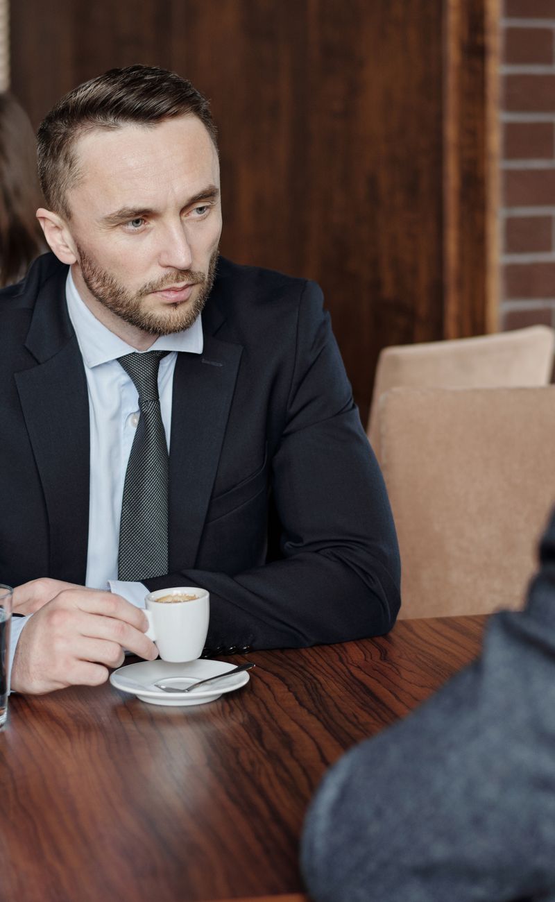 Social Body Language: The Non-Verbal Signals That Magnetic Men Send (2026)