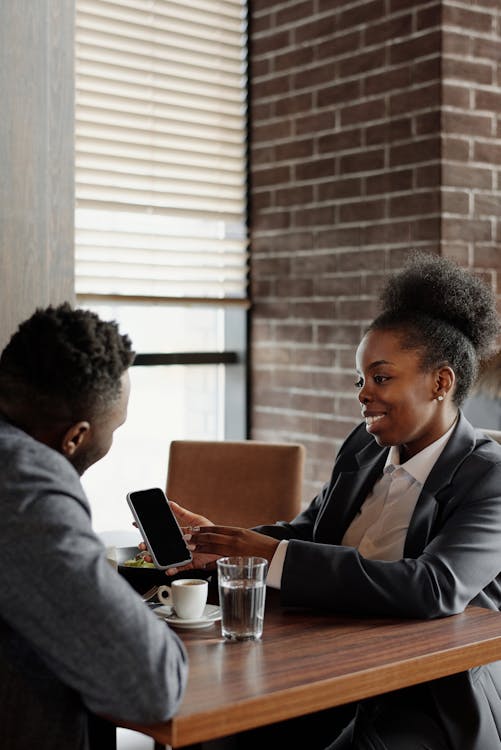 Gratis Compañeros De Trabajo Sentados En Un Café Foto de stock