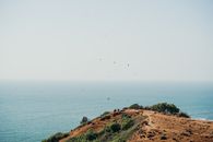 在果阿的山顶，可以欣赏到令人惊叹的海景，鸟儿从头顶飞过，非常适合寻找旅行灵感