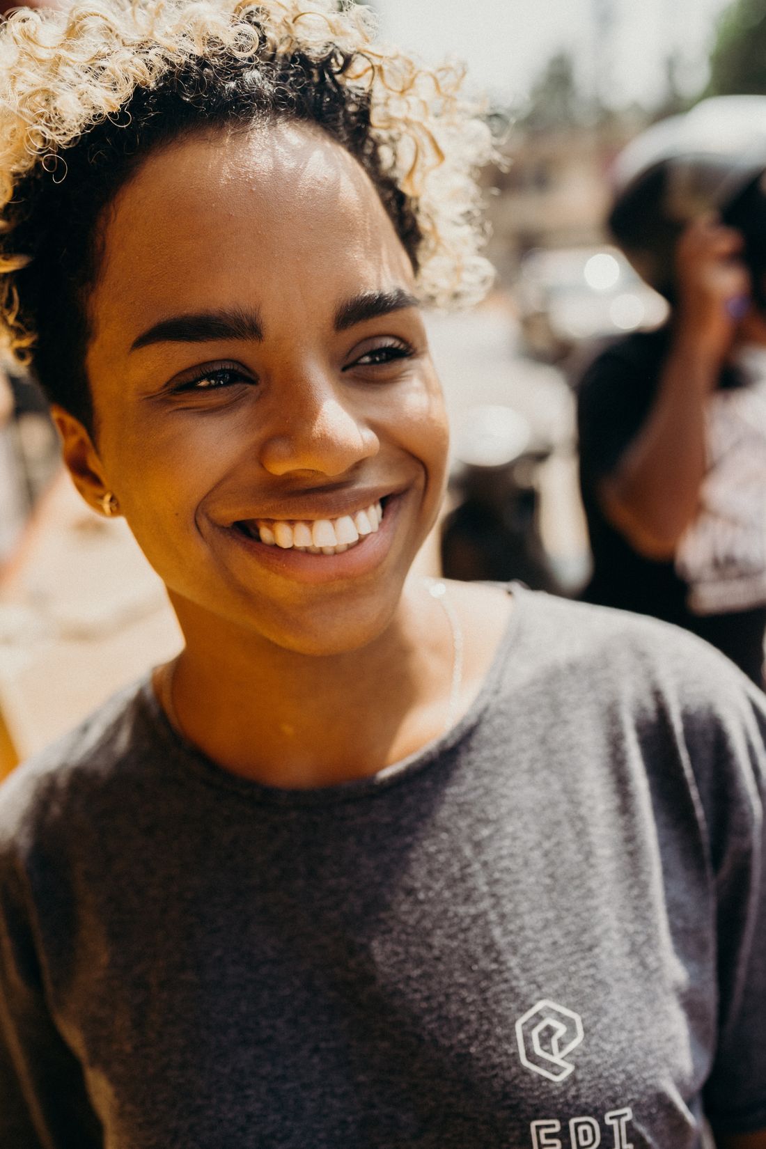 Mulher brasileira sorrindo
