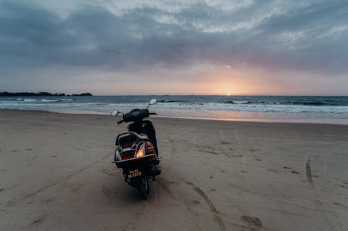 Foto d'estoc gratuïta de a l'aire lliure, bicicleta de motor, capvespre