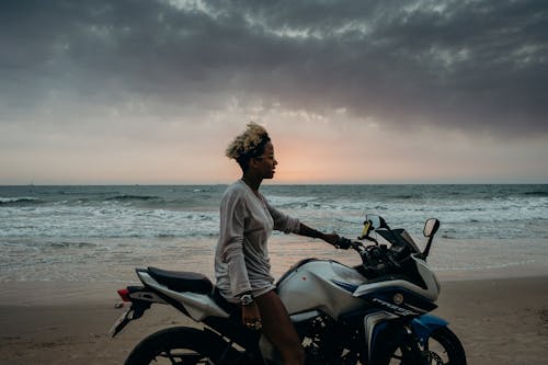 Foto d'estoc gratuïta de a l'aire lliure, bicicleta de motor, capvespre