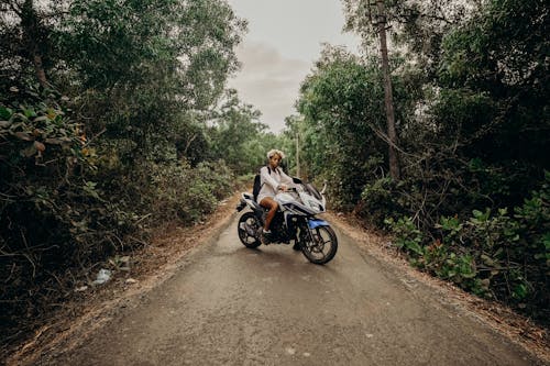 Gratis stockfoto met biker, boom, buiten