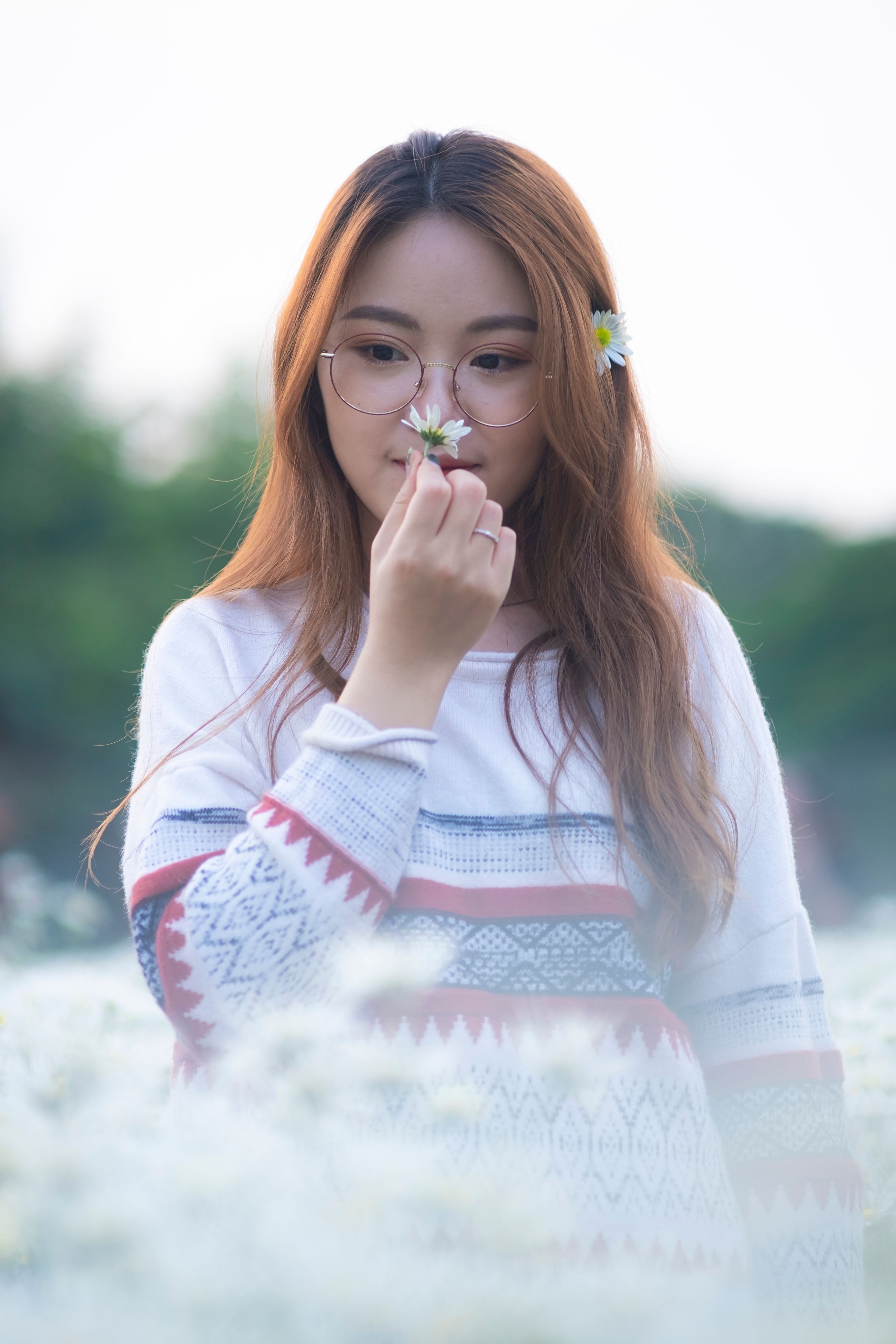 亚洲妇女在花园里享受夏日大自然的宁静