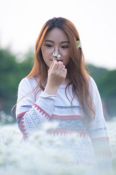 亚洲妇女在花园里享受夏日大自然的宁静