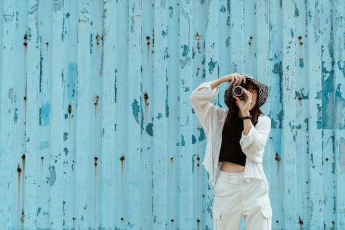 Fotógrafo Irreconhecível Tirando Foto Na Câmera Fotográfica Perto Da Parede Azul