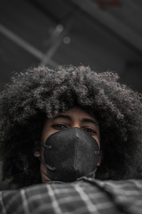 Fotobanka s bezplatnými fotkami na tému 2019-ncov, afro vlasy, čierna maska