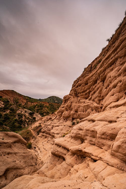 Kostnadsfri bild av berg, geologisk formation, grå himmel