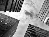 现代摩天大楼的黑白景观在多云的天空映衬下，展现了当代建筑的特色