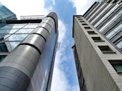 低角度视角下，蓝天映衬着现代摩天大楼的立面